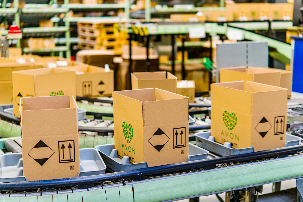 Avon realizuje w centrum dystrybucyjnym w Garwolinie unikalną usługę indywidualnego grawerowania perfum