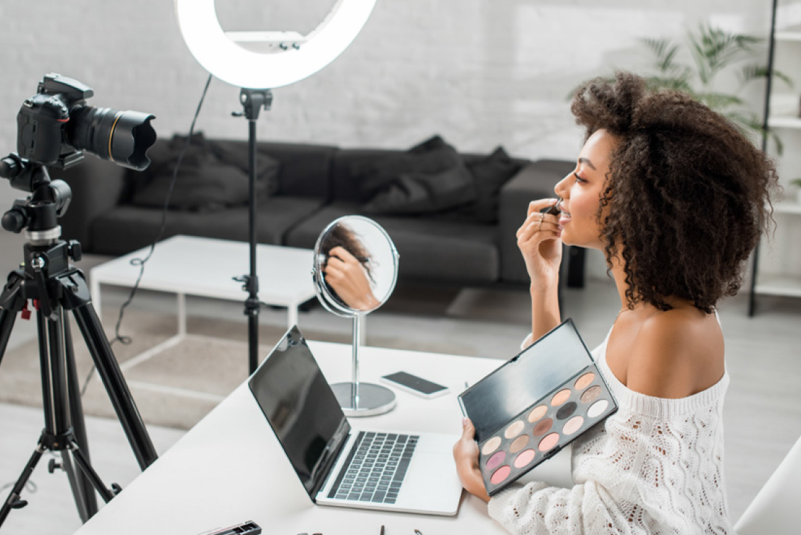 ERA CYFROWA – JAK PRZYCIĄGNĄĆ KONSUMENTA?