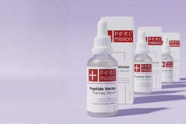 Serum Peel Mission Peptide Vector Therapy z technologią transportu wektorowego i nośników PLGA na liliowym tle